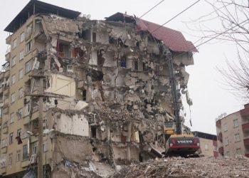 Acil yıkılacak denildi, yıkılmadı: Hırsızlara gün doğdu