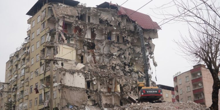 Acil yıkılacak denildi, yıkılmadı: Hırsızlara gün doğdu