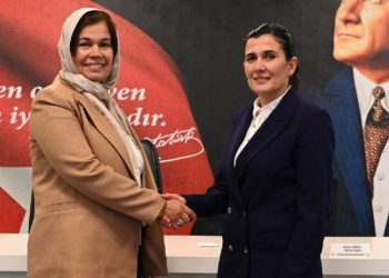 Adaş gelinler belediye başkanı olmak için yarıştı