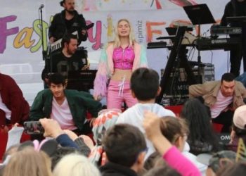 Aleyna Tilki Dünya Çocukları için sahneye çıktı