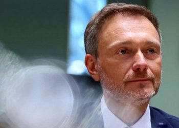 Almanya itibardan tasarruf etti: Halka ev lazım dediler