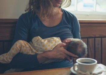 Anne sütünde plastik su şişelerinde kullanılan maddeye rastlandı