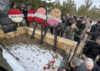 Aşık Veysel, ölümünün 50’nci yıl dönümünde mezarı başında anıldı