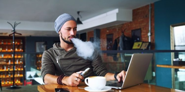 Bilimsel araştırma: E-sigara, 240 kimyasal maddenin solunmasını sağlıyor