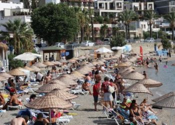 Bodrum plajlarına şemsiye ve şezlong standardı geliyor