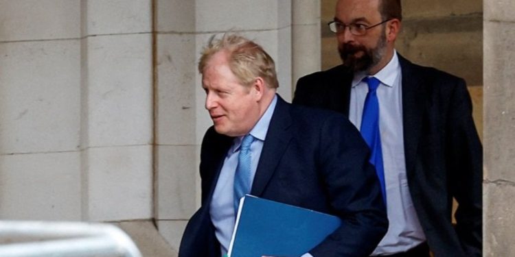 Boris Johnson 3 saat savunma yaptı