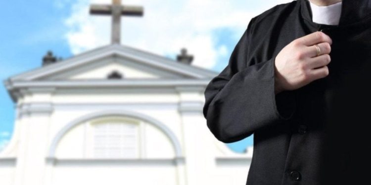 Cinsel istismar suçlamalarında adı geçen 4 rahip görevden uzaklaştırıldı
