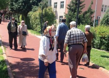 Çoğu 80 yaşının üzerinde, hepsini habersiz üye yapmışlar! Yaparsa AKP yapar…