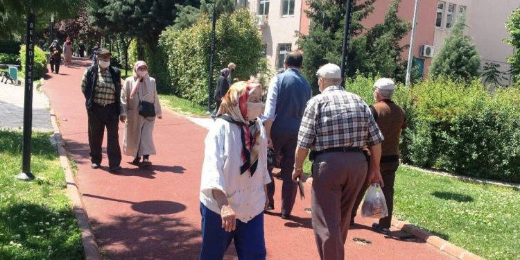 Çoğu 80 yaşının üzerinde, hepsini habersiz üye yapmışlar! Yaparsa AKP yapar…