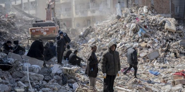 Deprem sonrası 74 vatandaşın kimlik tespit çalışmaları sürüyor