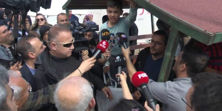 Depremzede çocuktan Kılıçdaroğlu’na: Ders çalışmamız için bir şeyler getirebilecek misiniz?