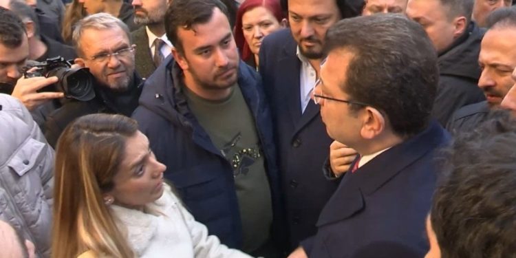Depremzede ile İmamoğlu arasında duygulandıran konuşma
