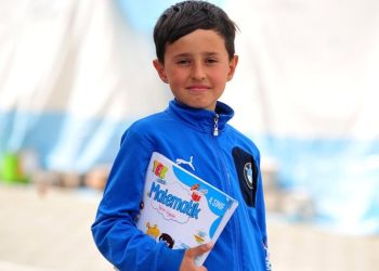 Depremzede küçük Mehmet kitaplarına kavuştu