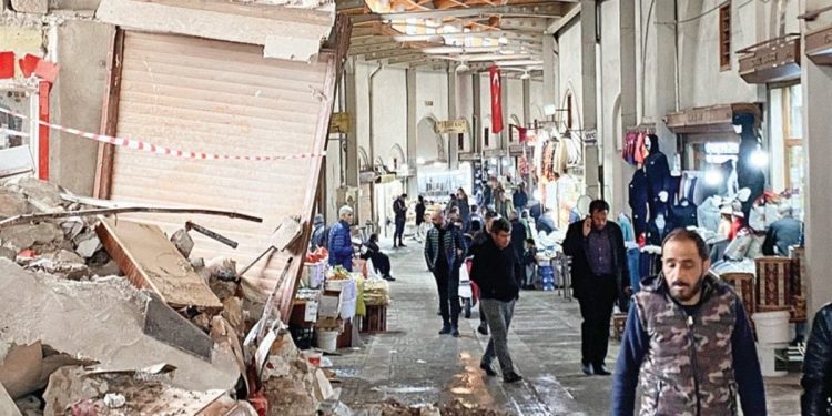 ‘Devlet enkazımızı kaldırsın biz ekmeğimizi kazanırız’