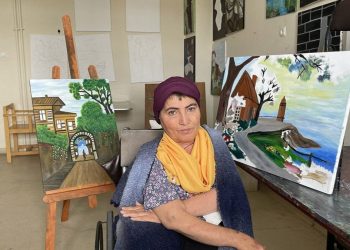 Dişiyle yaptığı resimleri depremzedelere bağışladı