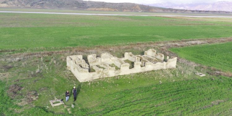 Elazığ’da sular çekildi, 83 yıllık tren istasyonu gün yüzüne çıktı