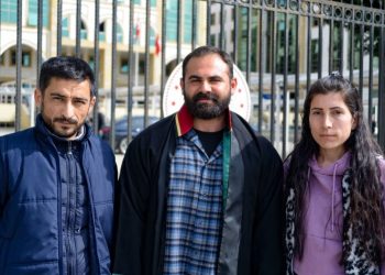 Evden çıkarmak istediği kiracısının kapısını kırdı