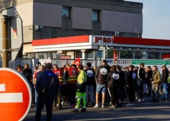 Fransa’da grevler akaryakıt sıkıntısına yol açıyor