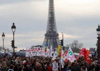 Fransa’da tartışmalı emeklilik reformu nihai olarak kabul edildi