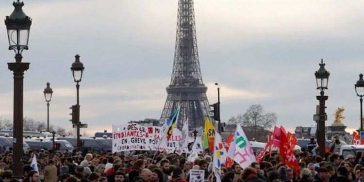 Fransa’da tartışmalı emeklilik reformu nihai olarak kabul edildi