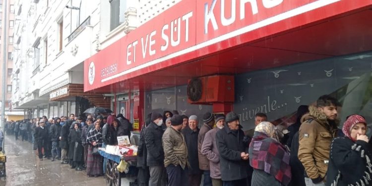 Hayvancılığın başkenti Erzurum’da ucuz et kuyruğu: Çocuklarımız yesin diye…