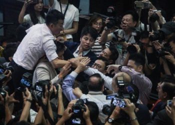 Hong Kong’da parlamento karıştı… Milletvekili hastanelik oldu!