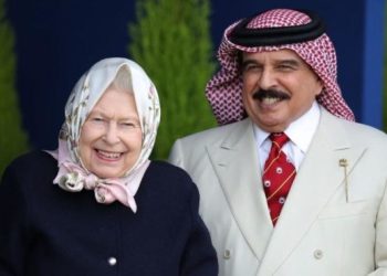 İngilizler Kraliçe Elizabeth’i topa tuttu: Zehirli ilişkiyi bitir!