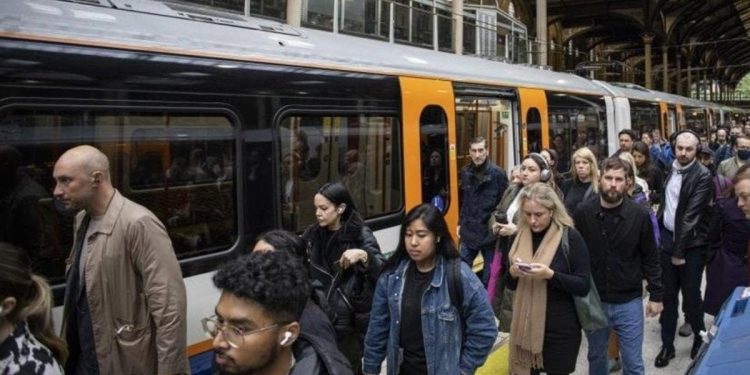 İngiltere’de tren yolu çalışanları maaş artışında anlaştı
