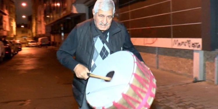 İstanbul’da Ramazan davulcuları ilk sahurla birlikte göreve başladı