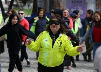 Kadın bisikletçiler depremzedelerle kardeş oldu