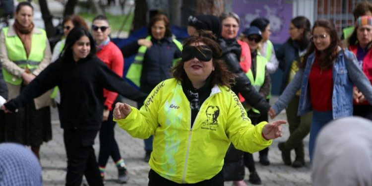 Kadın bisikletçiler depremzedelerle kardeş oldu