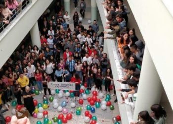 Kanseri yenen öğretmene duygulandıran karşılama