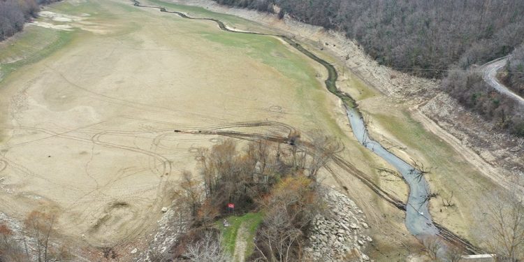 Kazandere Barajı kuruma noktasına geldi