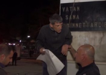 Kendini Atatürk heykeline zincirleyip iş istedi