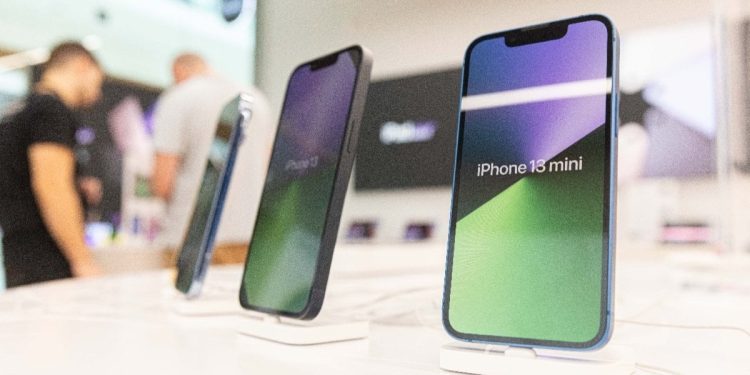 Kremlin’den seçim hazırlığı: Apple iPhone kullanımına yasak geliyor