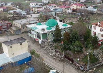 Leyleklerin 64 yıldır yuva yaptığı minare depremde yıkıldı