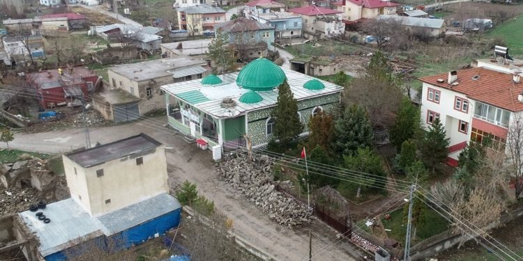Leyleklerin 64 yıldır yuva yaptığı minare depremde yıkıldı