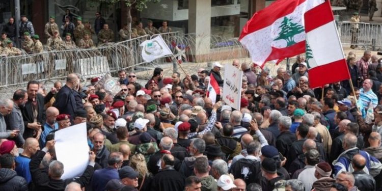 Lübnan’da emekli askerler hükümet binalarını bastı