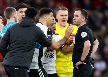 Manchester United-Fulham maçında 1 dakikada 3 kırmızı kart! Mitrovic’i zor tuttular