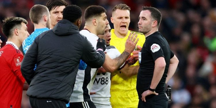 Manchester United-Fulham maçında 1 dakikada 3 kırmızı kart! Mitrovic’i zor tuttular