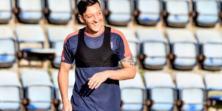 Mesut Özil futbol kariyerine nokta koydu