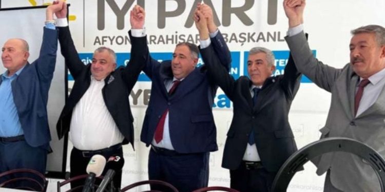 MHP’li meclis üyesi ve eski ilçe başkanı İYİ Parti’ye katıldı