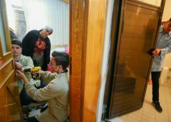 Öğrenciler kolları sıvadı, ihtiyaç sahiplerinin evlerini tamir ediyor