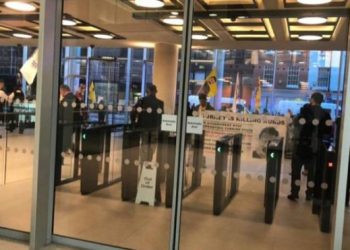 PKK yandaşlarından Londra’da TRT World binasına saldırı