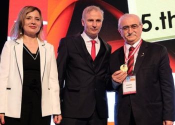 Prof. Dr. Bingür Sönmez’e ‘Altın Acil Ödülü’ verildi