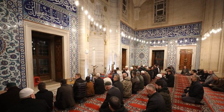 Selimiye Camisi sınırlı sayıda cemaatle ramazanı karşıladı