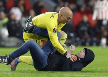 Sevilla kalecisi Marko Dmitrovic’e saldıran PSV taraftarına ceza: 40 yıl men