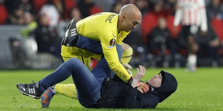 Sevilla kalecisi Marko Dmitrovic’e saldıran PSV taraftarına ceza: 40 yıl men