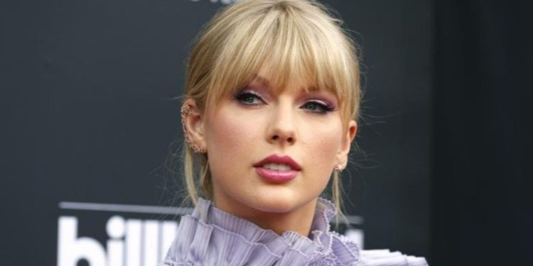 Taylor Swift’in sahnede “dalması” gündem oldu