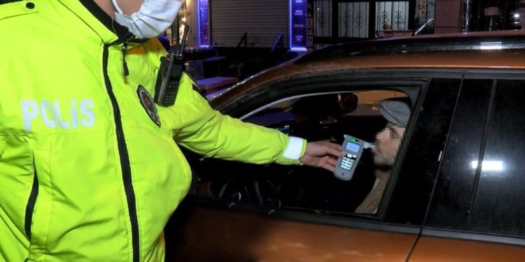 Trafik denetiminde alkollü çıkan sürücü kazandı